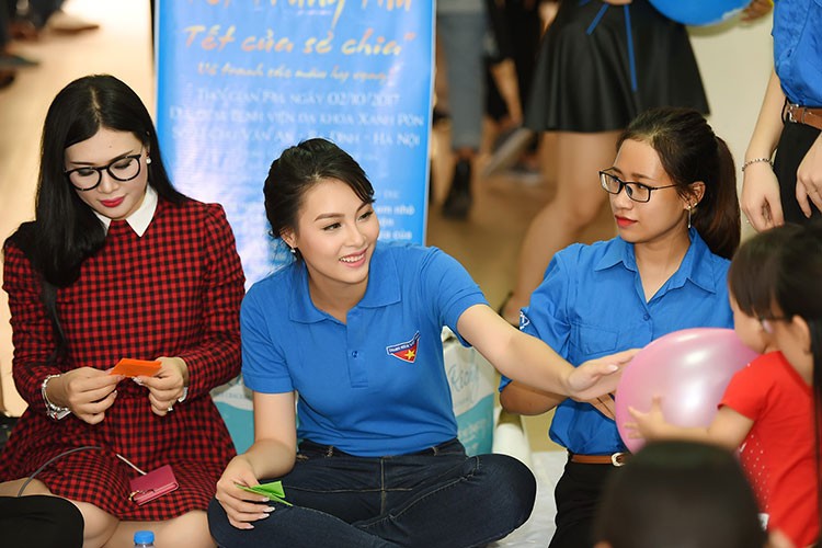 Vừa có mặt tại buổi công bố đại sứ quỹ vì trẻ em AMI Smile Foundation,  Hoa hậu Biển Thùy Trang đã vội vã bay ra Hà Nội để san sẻ yêu thương cùng các bệnh nhi khi mùa Trung thu đến gần.